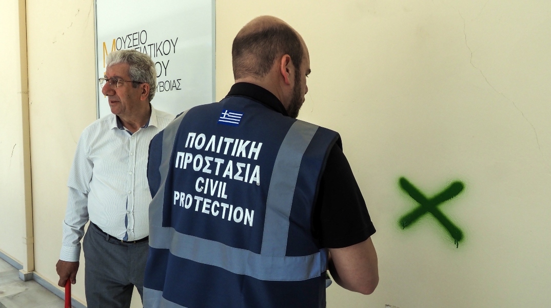 Κλιμάκιο της Πολίτικης Προστασίας διενεργεί αυτοψία σε σπίτια της Εύβοιας