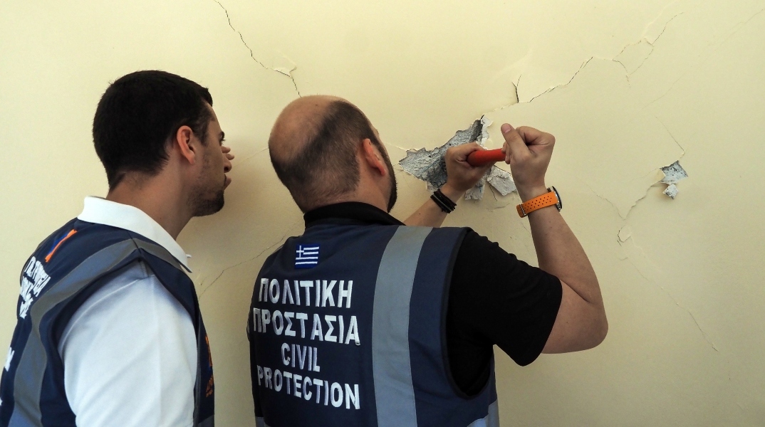 Κλιμάκιο της Πολίτικης Προστασίας διενεργεί αυτοψία σε σπίτια της Εύβοιας