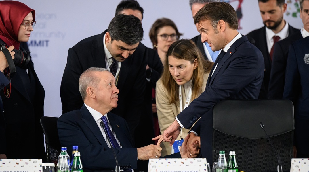 Η χειραψία του Ερντογάν με τον Μακρόν με το...μεσαίο δάχτυλο: «Επίδειξη ισχύος» βλέπουν τα τουρκικά ΜΜΕ