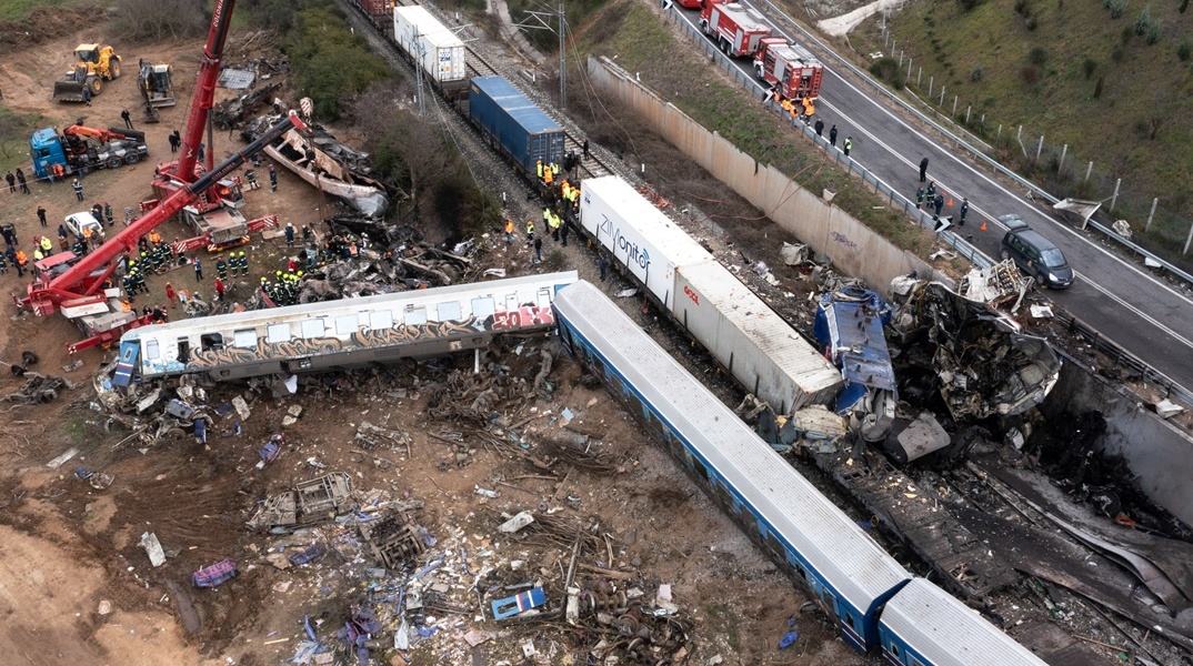 Στιγμιότυπο από τα Τέμπη μετά τη σύγκρουση των τρένων 
