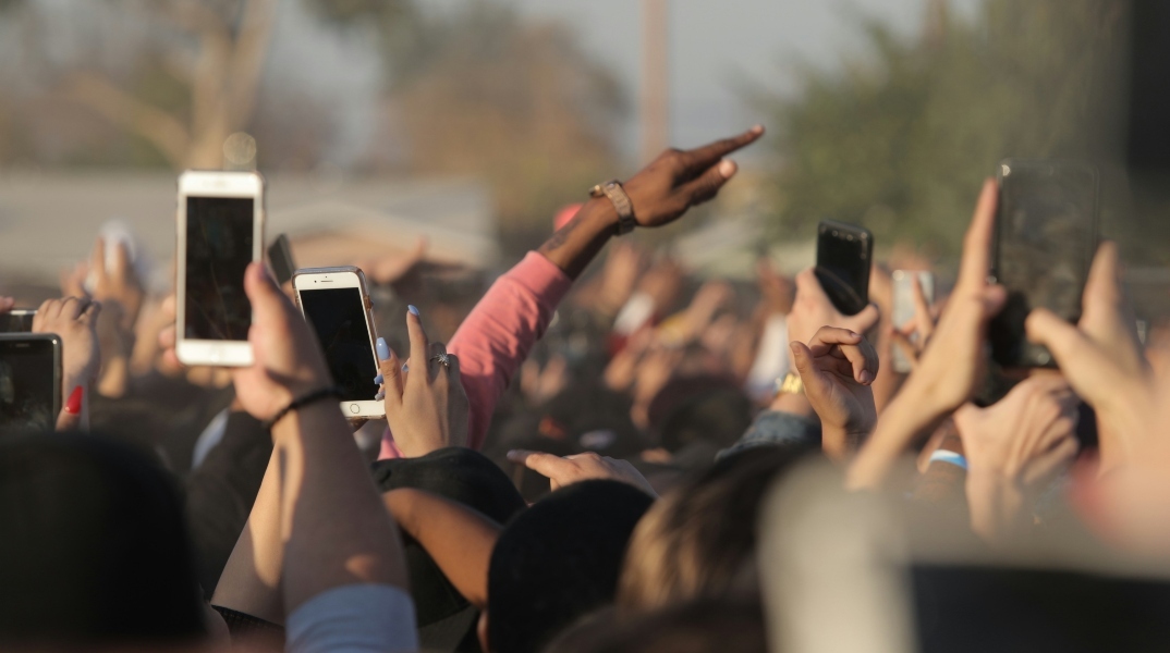 χερια κρατουν κινητα