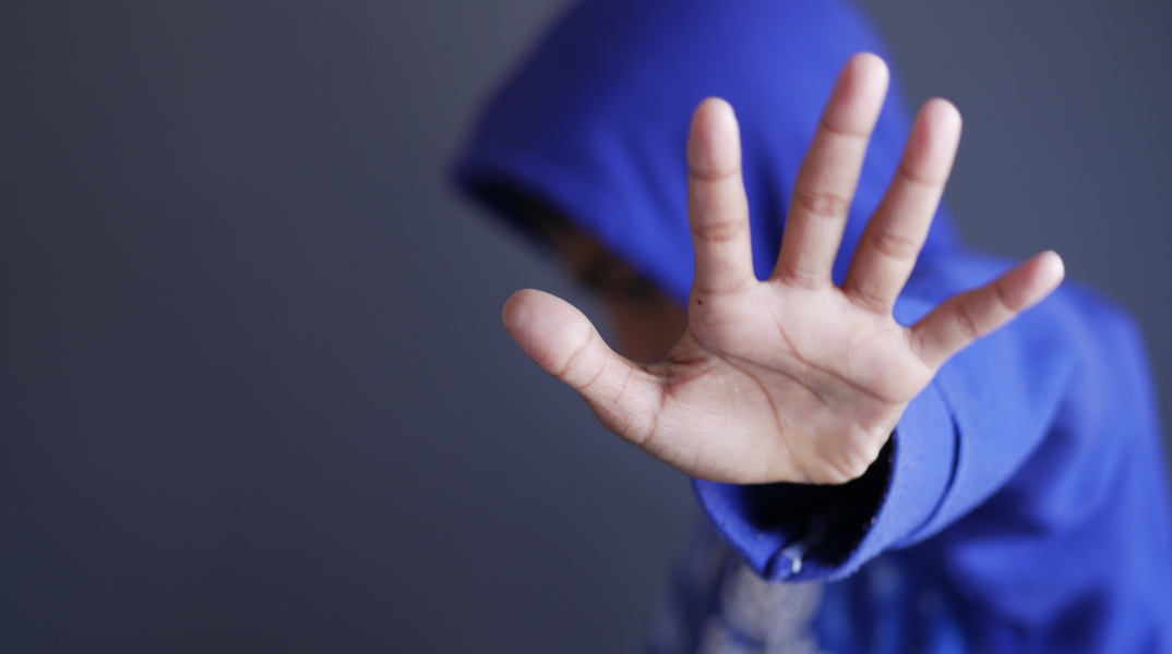 Παιδί προτάσσει το χέρι του 