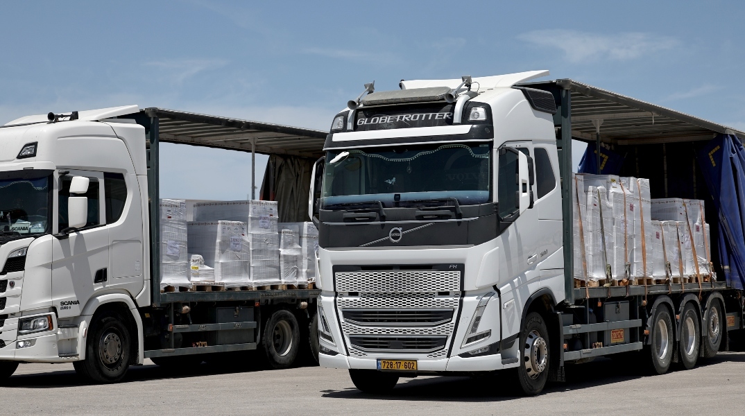 Φορτηγά με ανθρωπιστική βοήθεια στα σύνορα Αιγύπτου Γάζας