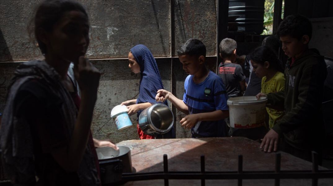 «Η Γάζα μοιάζει με το Στάλινγκραντ»: Βρετανός γιατρός στη Γάζα περιγράφει τον τρόμο