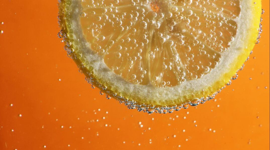 Tελικά είναι φυσικό ανθρακούχο; Η διαμάχη γύρω από πασίγνωστη μάρκα νερού