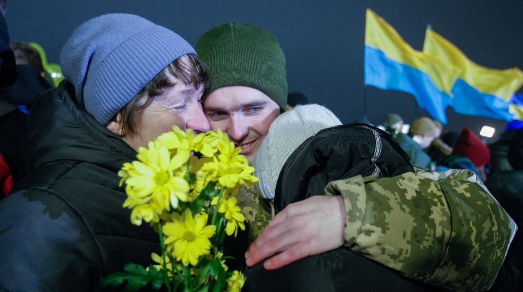 ανταλλαγη αιχαμλωτων, ανθρωποι αγκαλιαζονται