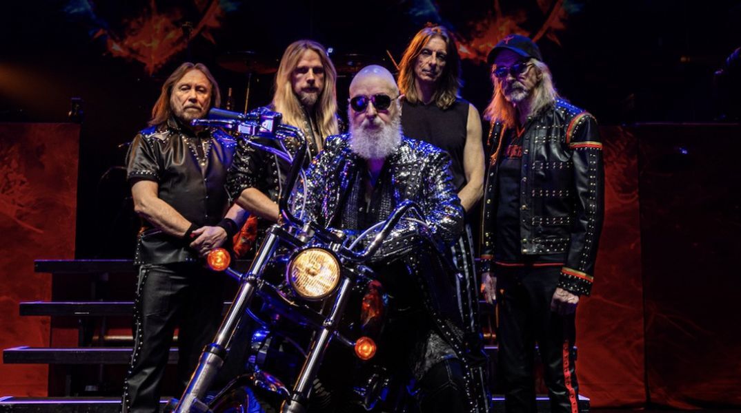 Judas Priest: Ο Rob Halford εμφανίζεται με σημαία της Ουκρανίας στη σκηνή