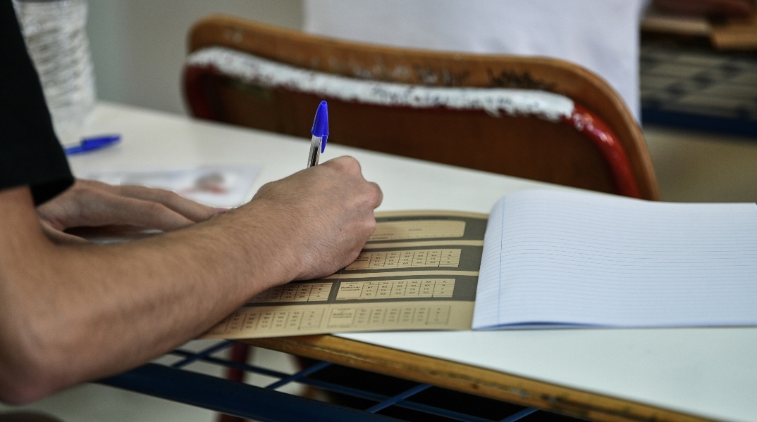 μαθητης γραφει εξετασεις