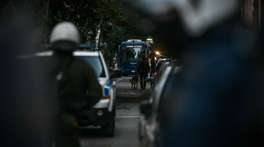 Εξάρχεια: «Τι ομάδα είσαι;» - Ομάδα ατόμων μαχαίρωσε και ξυλοκόπησε νεαρούς τα ξημερώματα