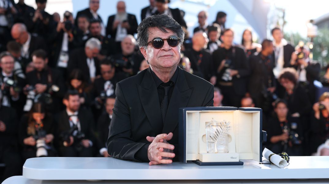 Τζαφάρ Παναχί: Ο Ιρανός σκηνοθέτης που έγραψε ιστορία στις Κάννες είχε περάσει λαθραία ταινία με USB κρυμμένο σε κέικ