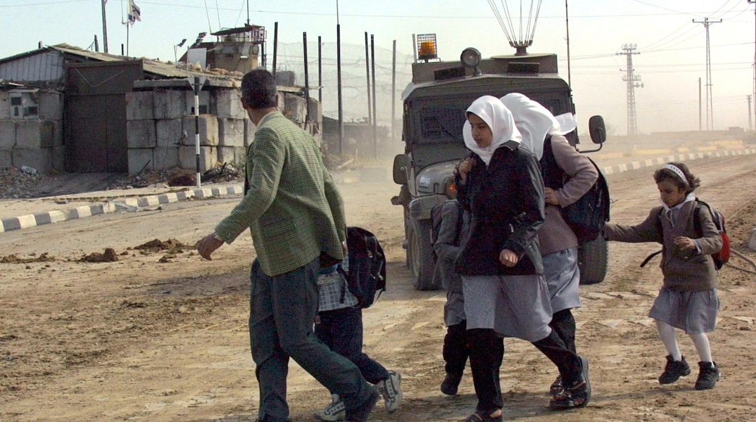 Κάτοικοι της Λωρίδας της Γάζας μπροστά από ισραηλινό όχημα
