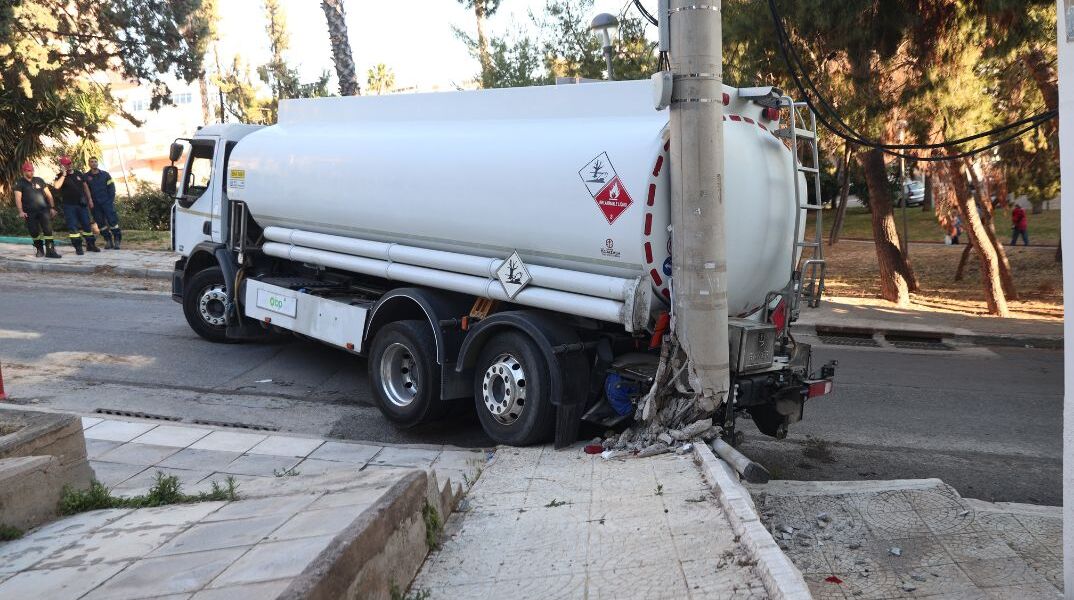 Φορτηγό προσέκρουσε σε κολόνα ρεύματος στο Κερατσίνι 