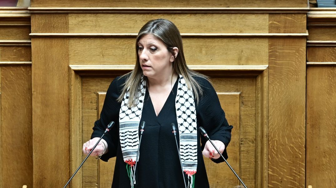 Η Ζωή Κωνσταντοπούλου πήγε στη Βουλή με παλαιστινιακή μαντίλα