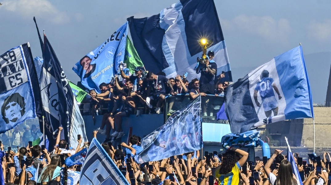 200.000 άτομα βγήκαν στους δρόμους για το πρωτάθλημα της Νάπολι - Αποθέωση στην παρέλαση