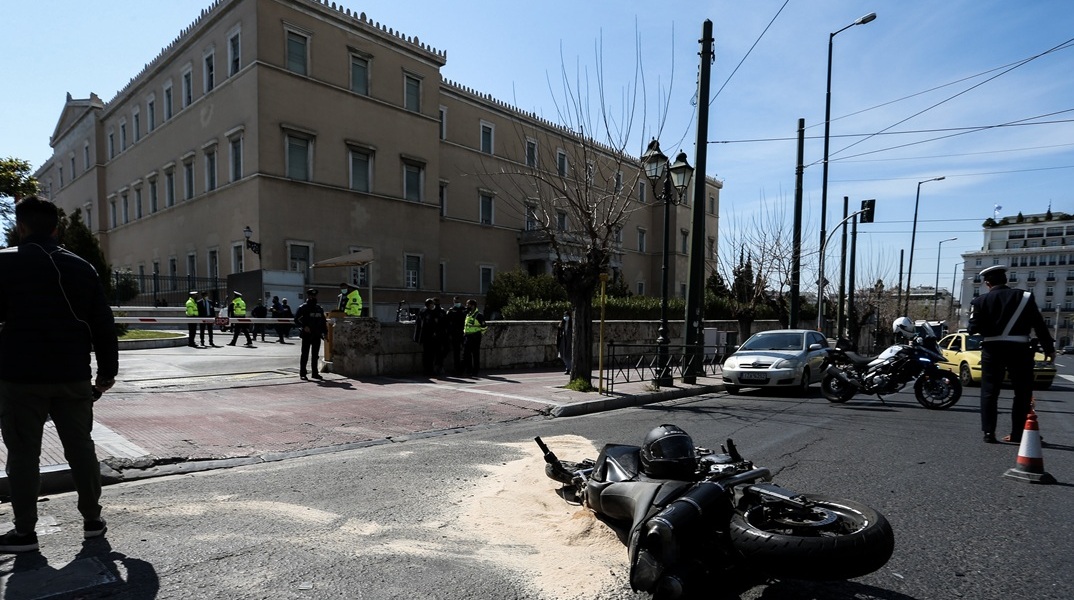 Tροχαίο στη Βουλή: Παραιτήθηκε της έφεσης ο οδηγός-αστυνομικός