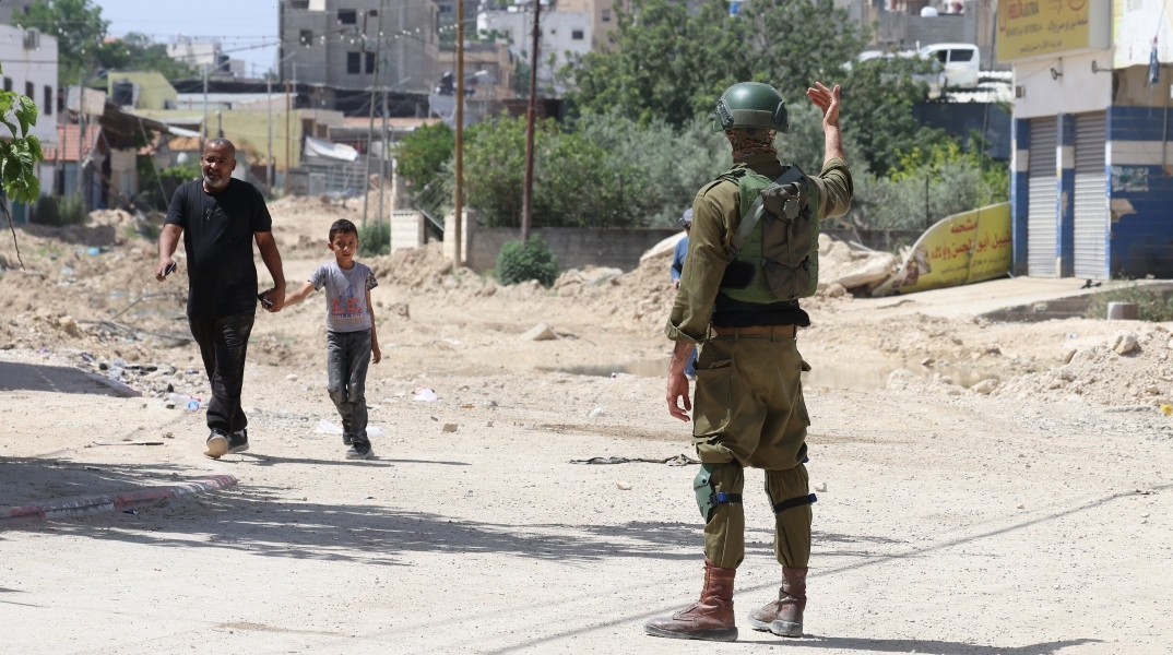 Ισραηλινός στρατιώτης περιπολεί στη Λωρίδα της Γάζας
