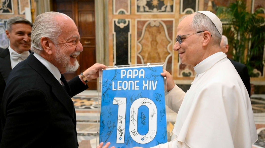 Ο Πάπας Λέων ΙΔ’ με εκπρόσωπο της ποδοσφαιρικής ομάδας της Νάπολης