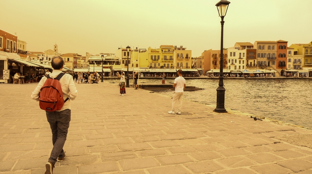 Αφρικανική σκόνη στην Κρήτη, λιμανι, περαστικοι