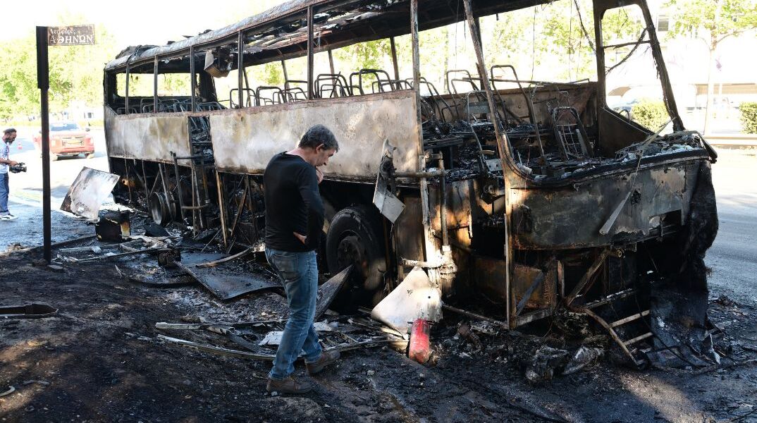 Φωτιά σε λεωφορείο στη λεωφόρο Αθηνών 