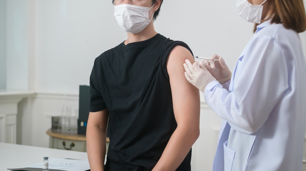 γιατρος εμβολιαζει ασθενη