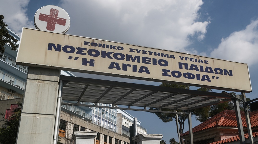 To κοριτσάκι μεταφέρθηκε σε σοβαρή κατάσταση από την Καλλιθέα στο νοσοκομείο Παίδων «Αγία Σοφία» όμως δεν τα κατάφερε 