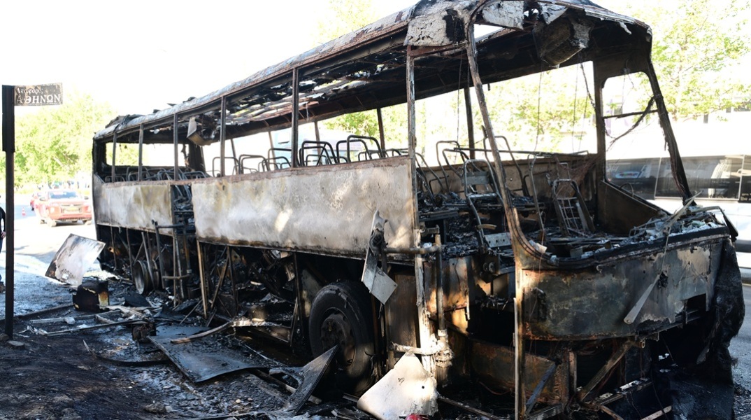 Φωτιά εκδηλώθηκε το μεσημέρι της Δευτέρας σε τουριστικό πούλμαν στη λεωφόρο Αθηνών