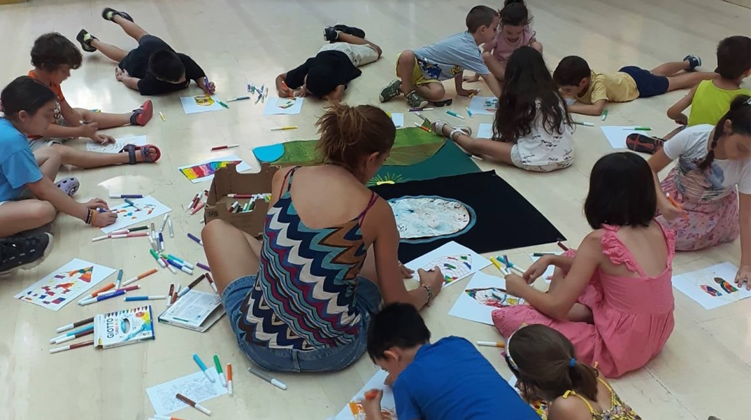 Δήμος Αθηναίων, δασκαλα παιζε με μικρα παιδια