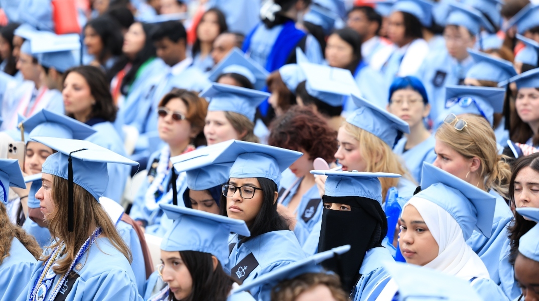 Φοιτητές κατά τη διάρκεια τελετής αποφοίτησης στο πανεπιστήμιο Κολούμπια, Τραμπ 
