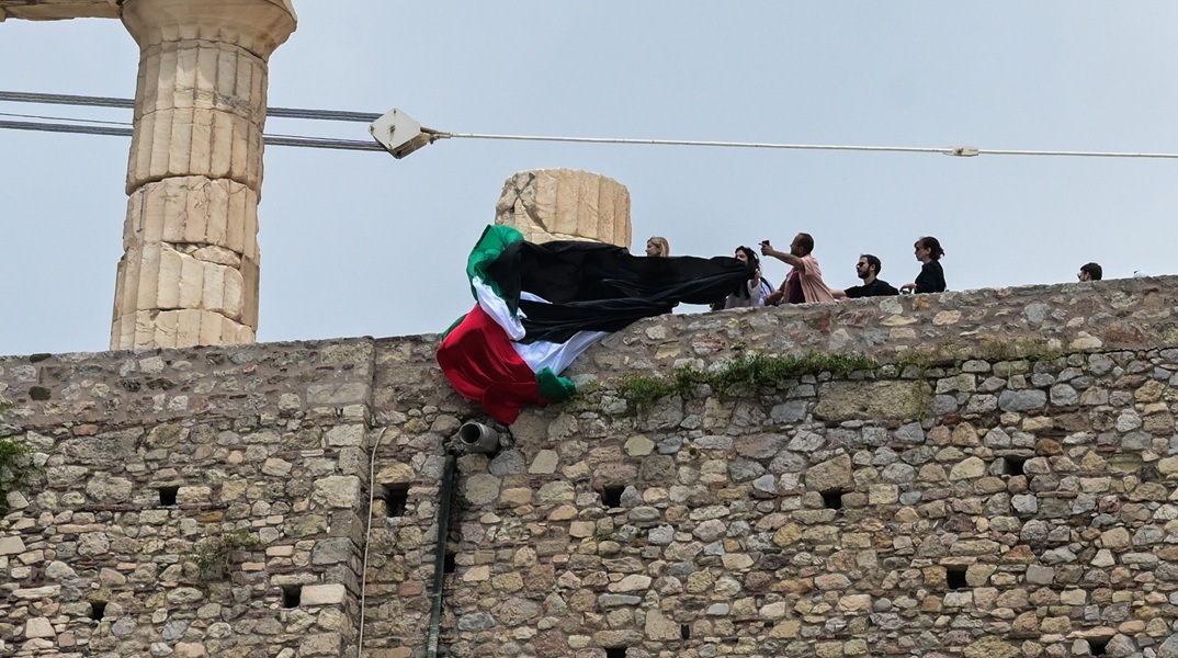 Συγκεκριμένα, τα 15 άτομα που προσήχθησαν για το περιστατικό στην Ακρόπολη προέρχονταν από τη Νέα Αριστερά και τη νεολαία του κόμματος.