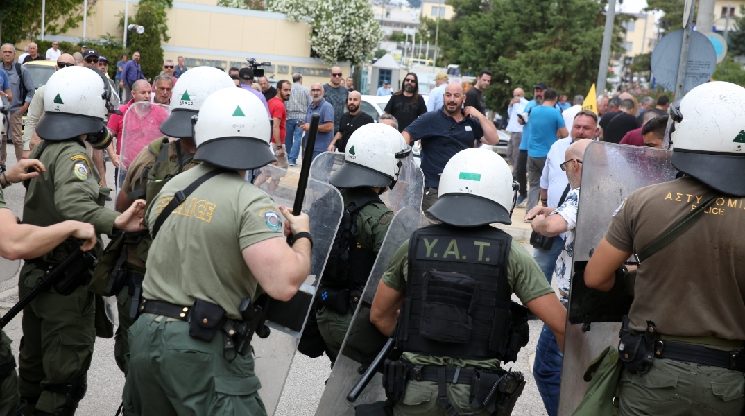 Οδηγοι ταξι συγκρούονται με τα ΜΑΤ