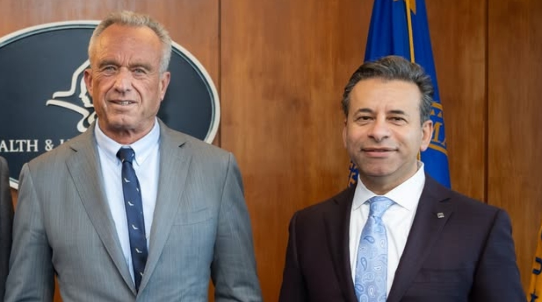 Ο Υπουργός Υγείας των ΗΠΑ, Ρόμπερτ Φ. Κένεντι Τζούνιορ με τον επικεφαλής της FDA, Μάρτι Μακάρι