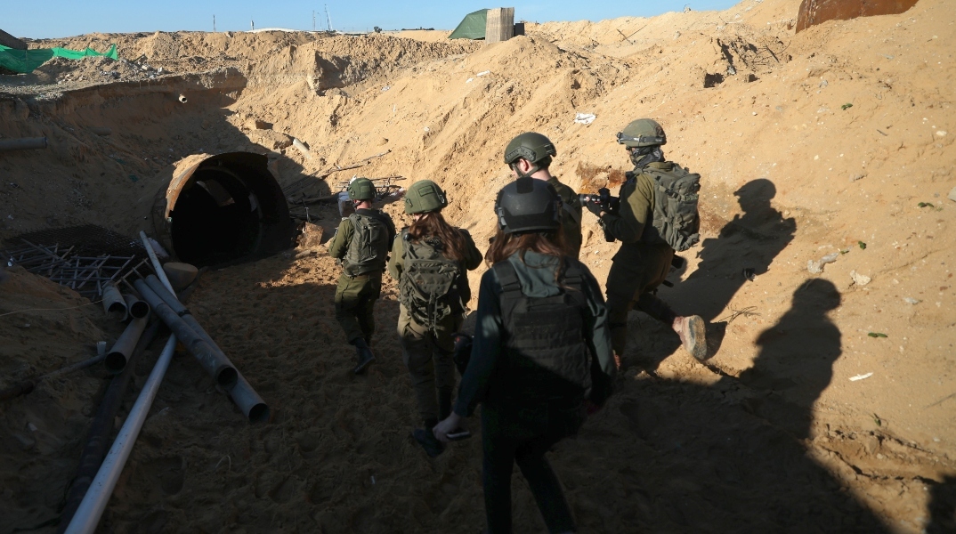 Ισραηλινοί στρατιώτες λίγο πριν εισέλθουν σε τούνελ της Χαμάς στη Γάζα