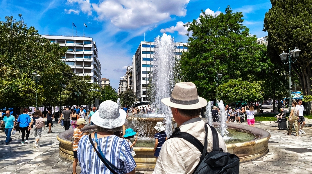 καιρος, πλατεια, συντριβανι, τουριστες
