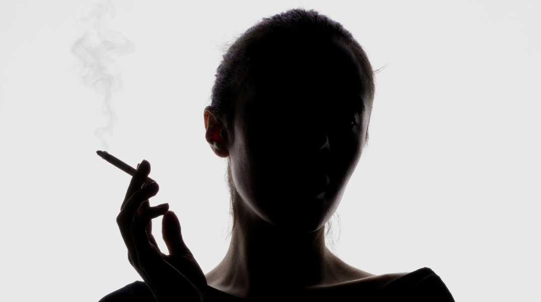 γυναικα καπνιζει