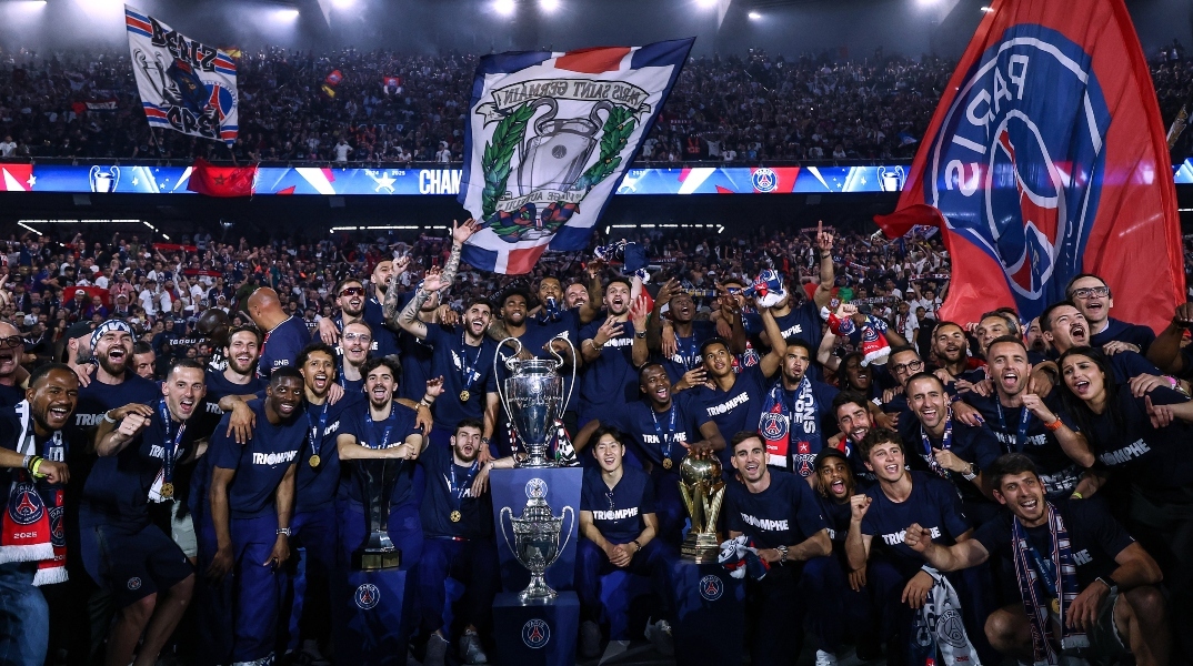 Παίχτες της Παρί Σεν Ζερμέν πανηγυρίζουν την κατάκτηση του Champions League 
