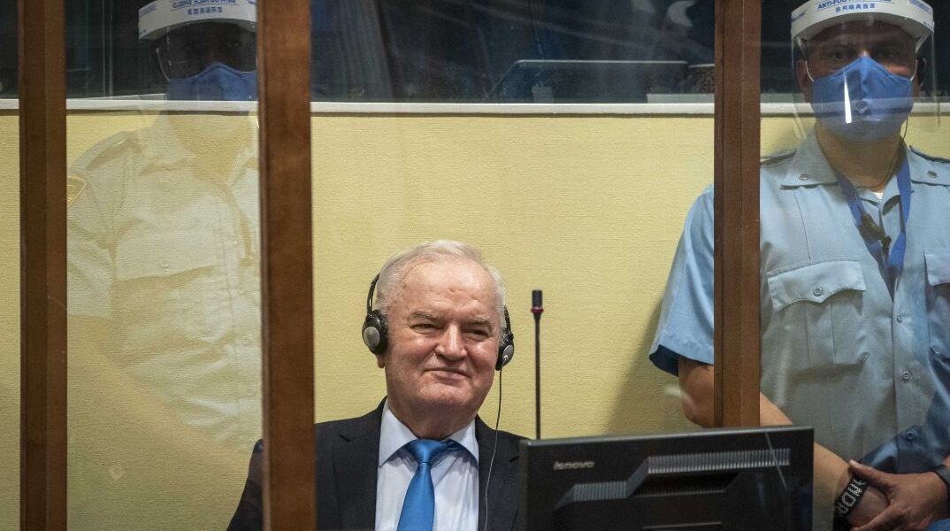  O «χασάπης» της Σεμπρένιτσα ζητά να αποφυλακιστεί για λόγους υγείας