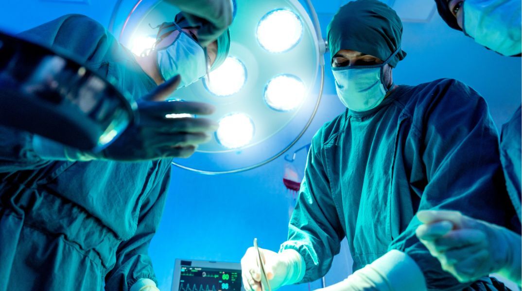 Εθνικό Σύστημα Υγείας: Με δωρεάν απογευματινά χειρουργεία και συνεργασία με ιδιωτικές κλινικές μειώνεται η λίστα αναμονής για τακτικά χειρουργεία