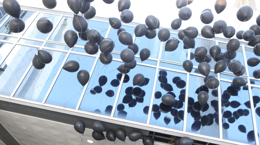 «Αθάνατοι» - 120 μαύρα μπαλόνια πάνω από το Εφετείο για τα θύματα της πυρκαγιάς στο Μάτι