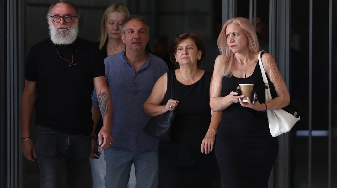 Συγγενεις θυμάτων έξω από το Εφετείο Αθηνών