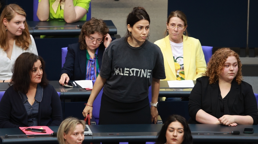 Γερμανία: Απεβλήθη βουλεύτρια διότι φορούσε μπλούζα με τη λέξη Παλαιστίνη