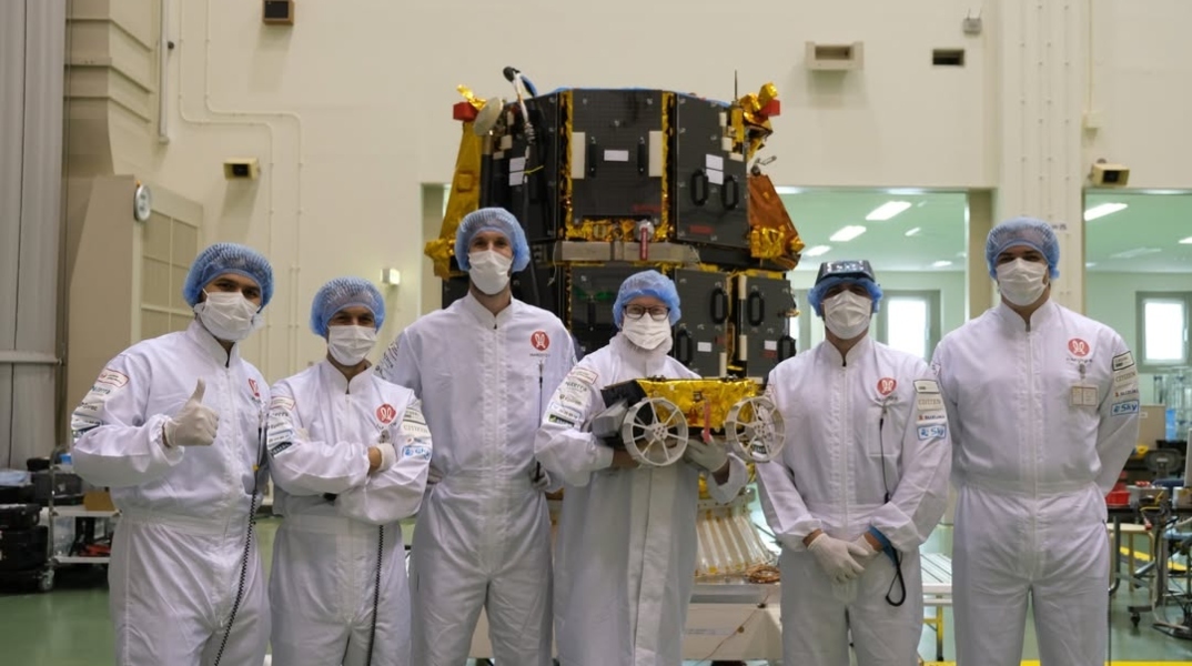 ιαπωνια, επιστημονες μπροστα απο δορυφορο