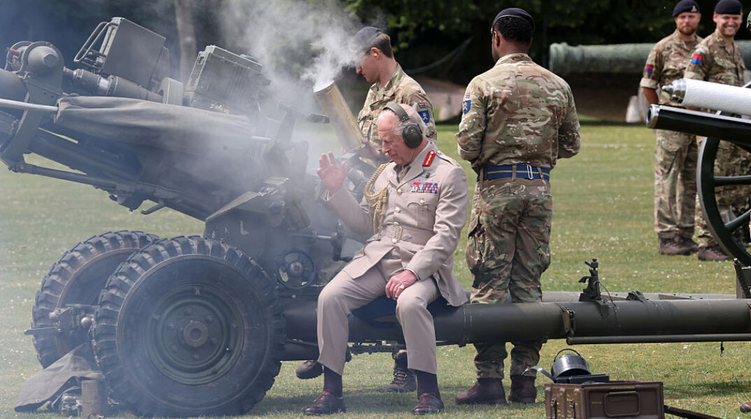 Ο βασιλιάς Κάρολος εντυπωσίασε με «άψογη τεχνική» στο πυροβόλο όπλο