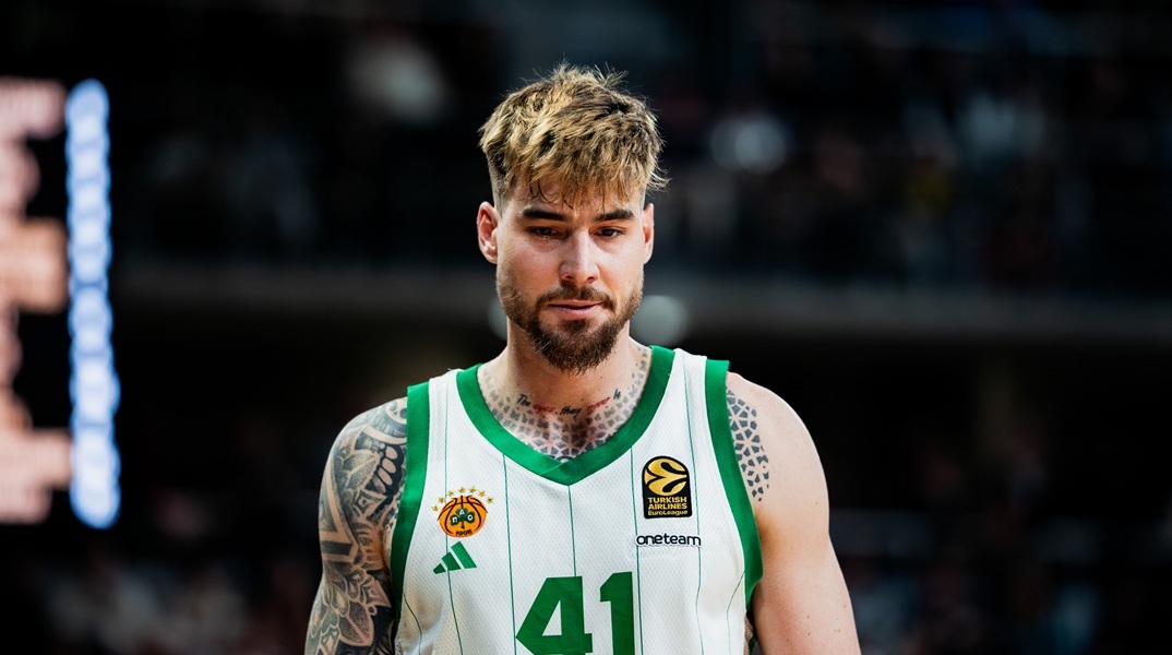 Ο Ερνανγκόμεθ του Παναθηναϊκού έμεινε στο γήπεδο και παρακολούθησε την απονομή στον Ολυμπιακό