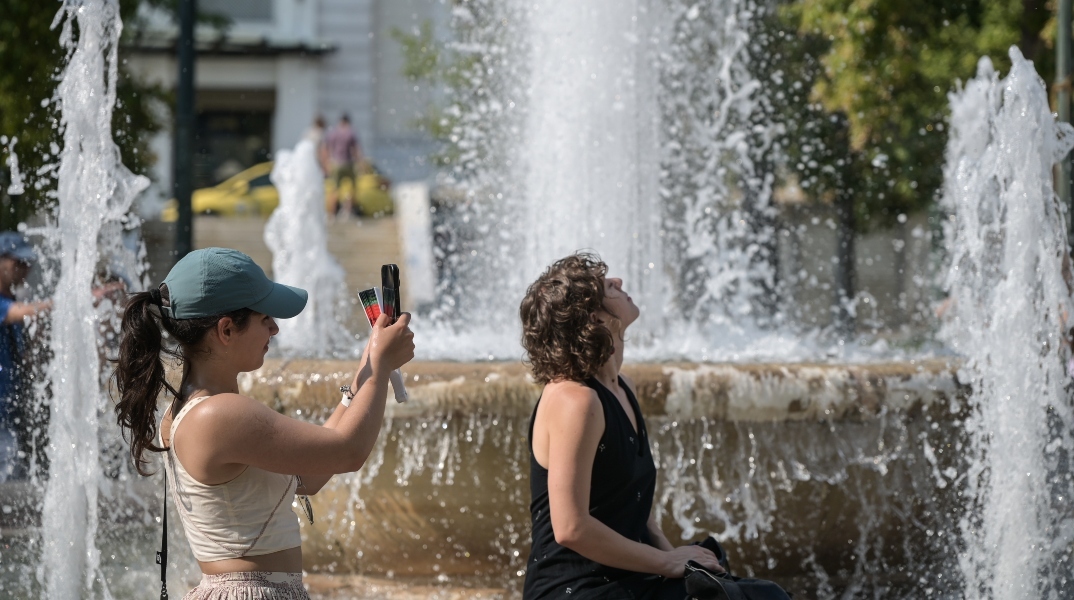 Καιρός, συντριβανι, περαστικοι