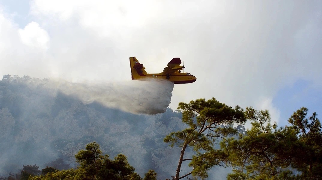 φωτια, αεροσκαφος, νερο