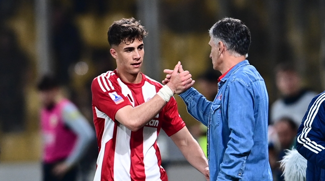 Ο Χαράλαμπος Κωστούλας με τον προπονητή του Ολυμπιακού, Χοσέ Λουίς Μεντιλίμπαρ