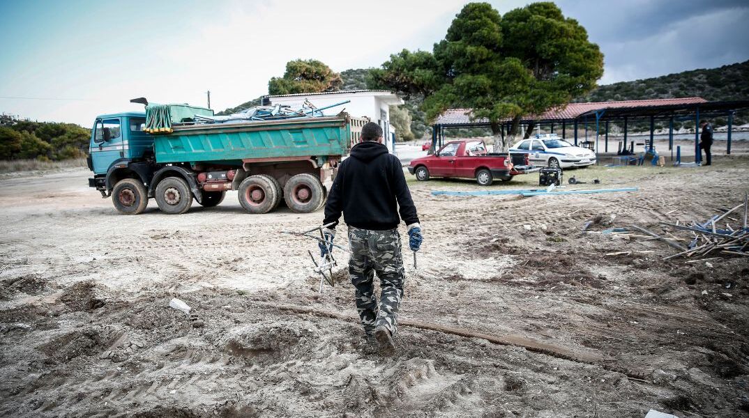Κατεπείγουσα εισαγγελική έρευνα για παράνομες κατασκευές στο πάρκο του Σχινιά