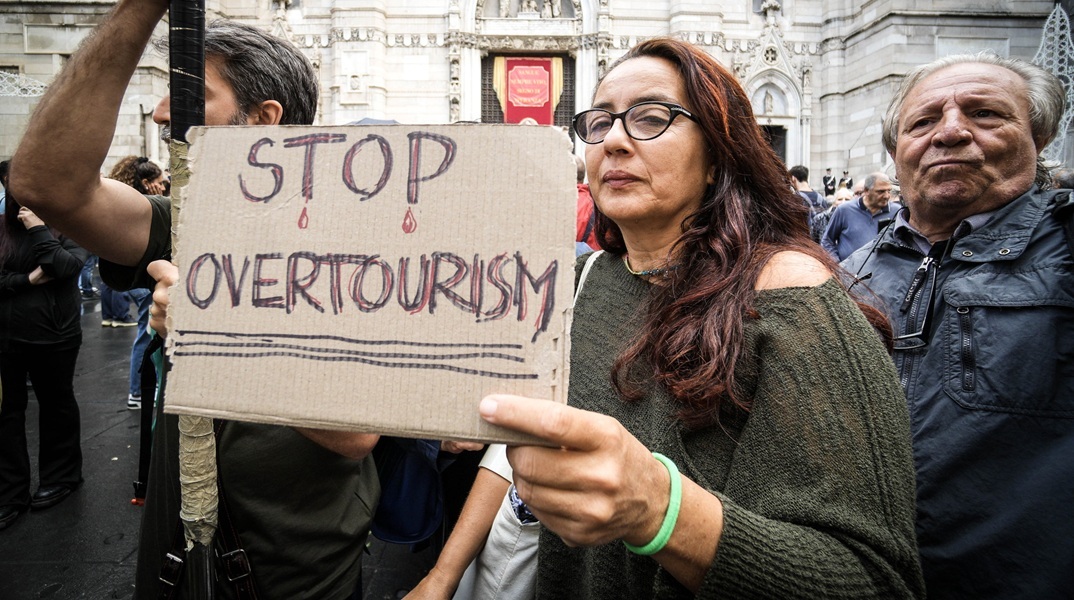 «Οι διακοπές σας, το βάσανό μου»: Χιλιάδες κάτοικοι πόλεων της νότιας Ευρώπης κατά του υπερτουρισμού