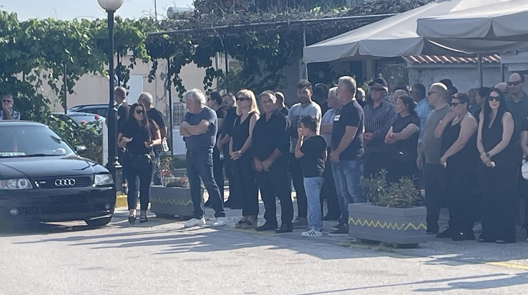 Σπαραγμός στην κηδεία του 14χρονου που πνίγηκε στον Άραχθο