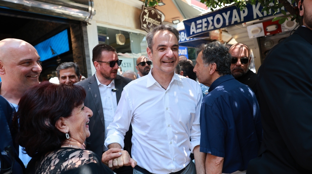 Ο Κυριάκος Μητσοτάκης σε συγκέντρωση πολιτών στην πλατεία Επταλόφου Αμπελοκήπων στη Θεσσαλονίκη